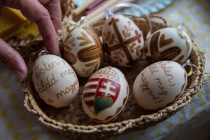 20150403disztargy-felirat-felulnezet-foto-foto